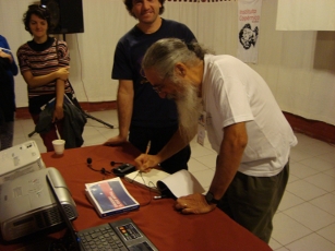 Jaime firmando