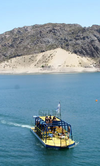 Catamarán en el Lago